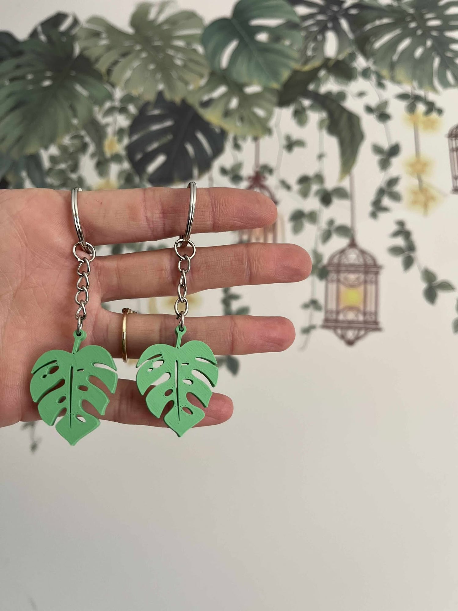 Monstera Leaf Keychain – Tropical Charm On-the-Go