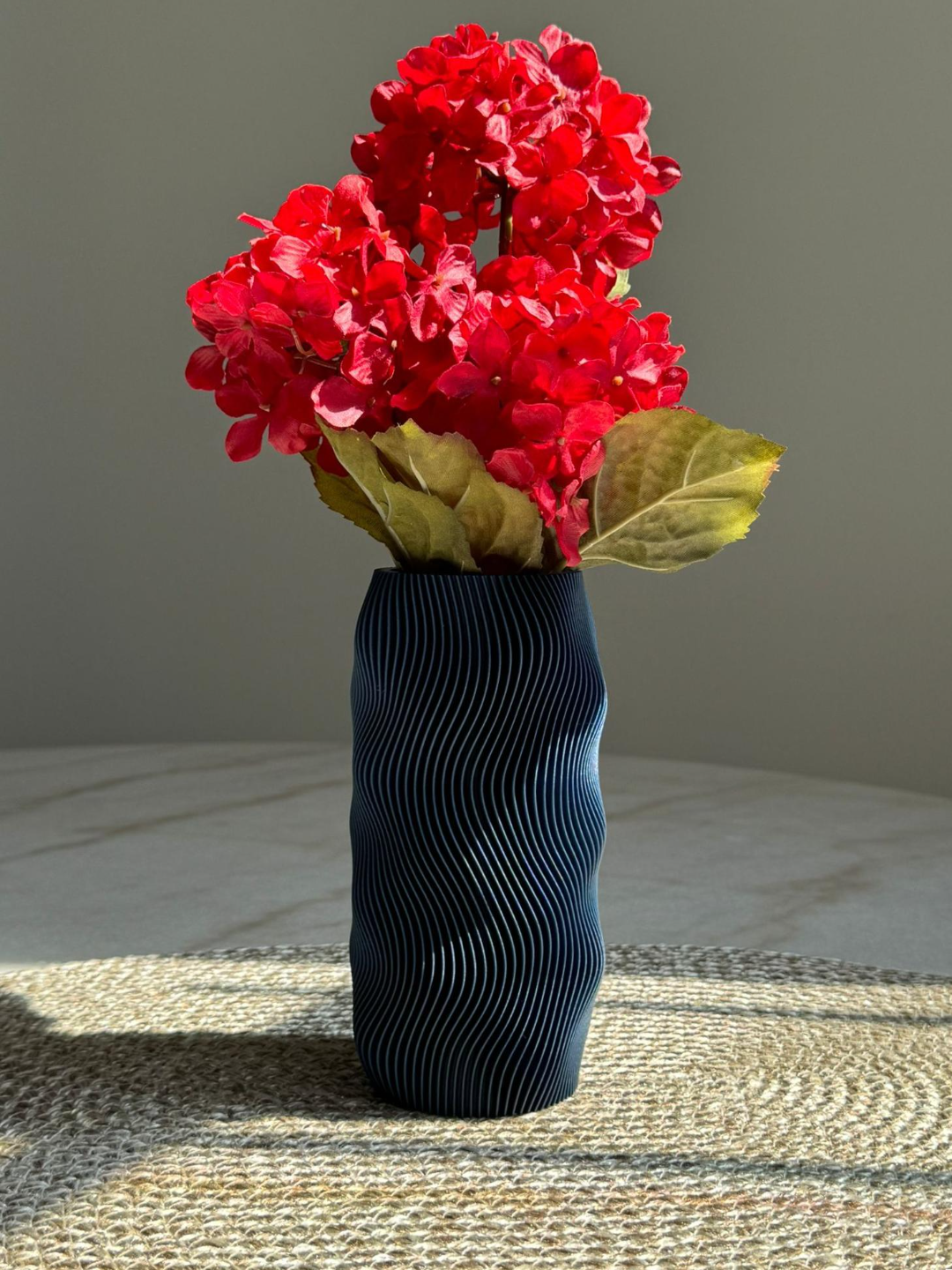 Eclipse – Dark Wavy Minimalist Vase